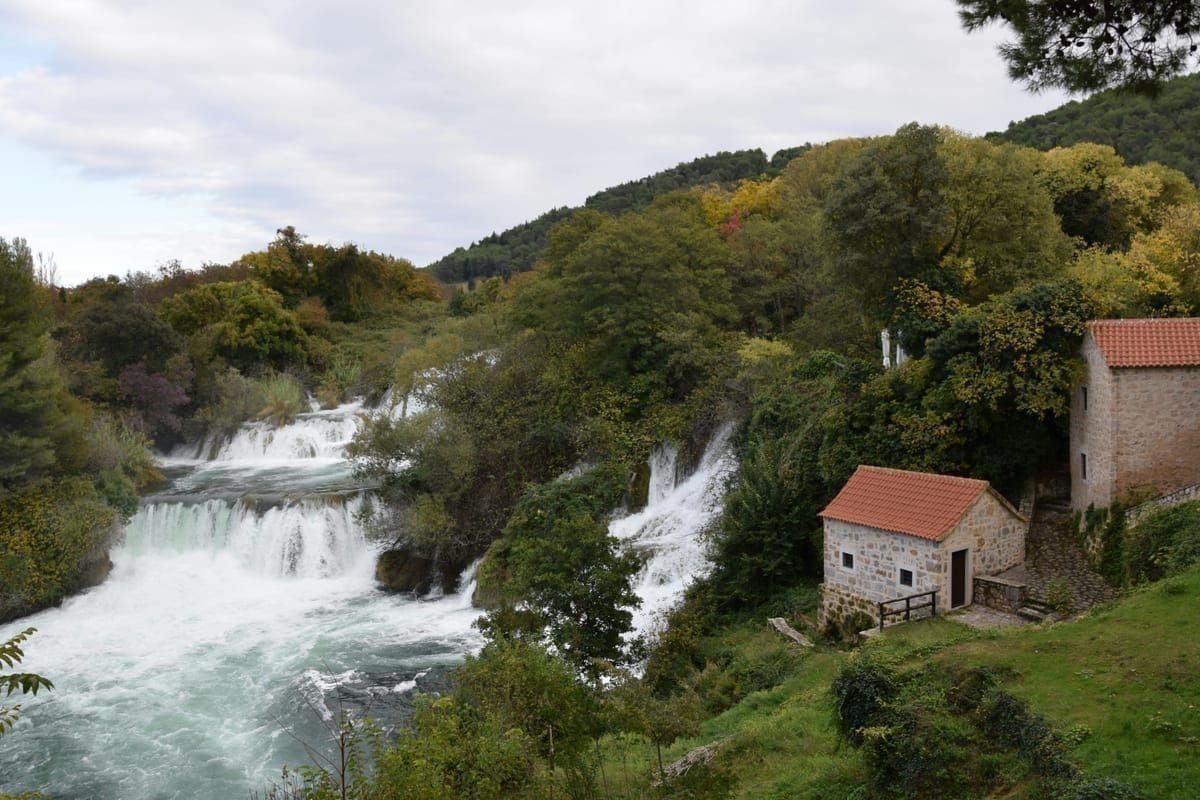 Wasserfälle im Krka-Nationalpark mit türkisem Wasser und grünem Bewuchs