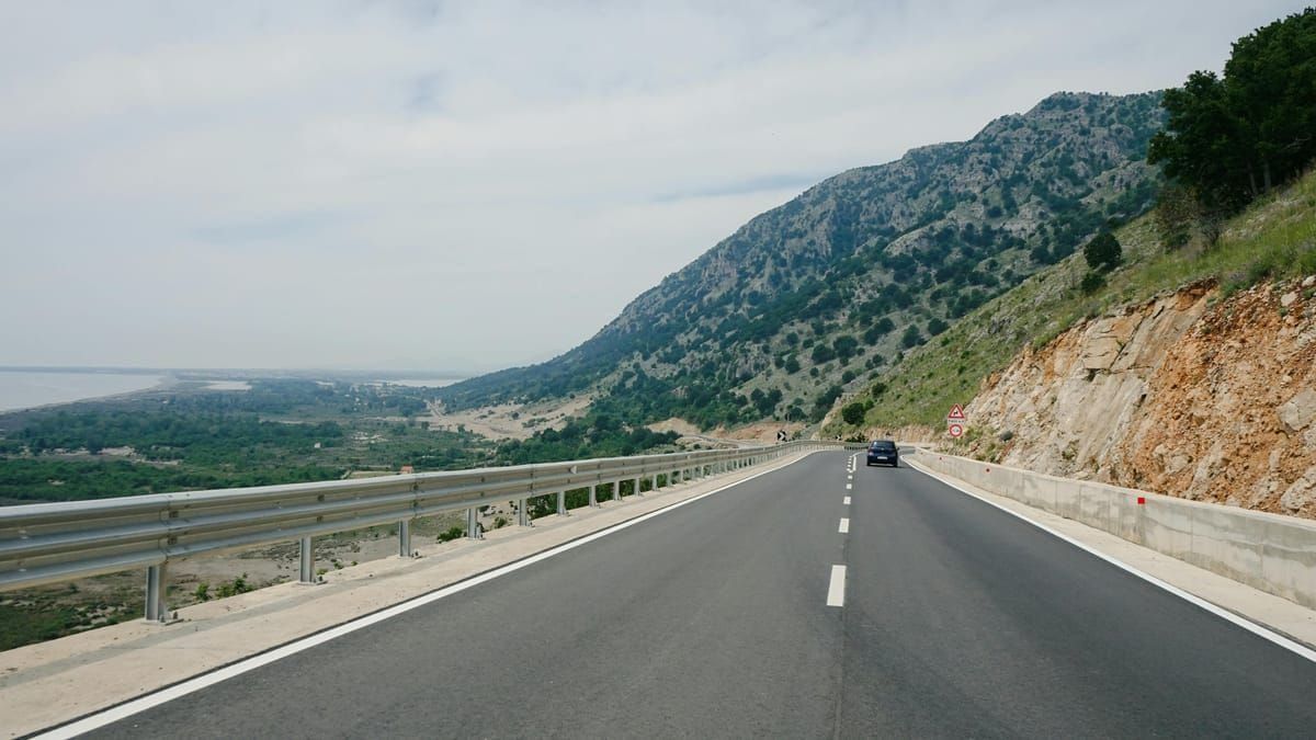 Kroatische Autobahn mit Bergpanorama und freier Fahrt