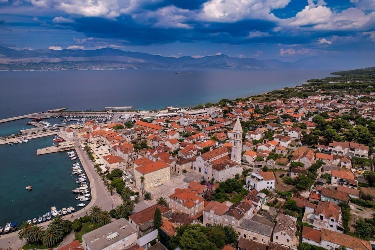 Strandbucht in Kroatien mit Felsen, an der freies Übernachten verboten ist