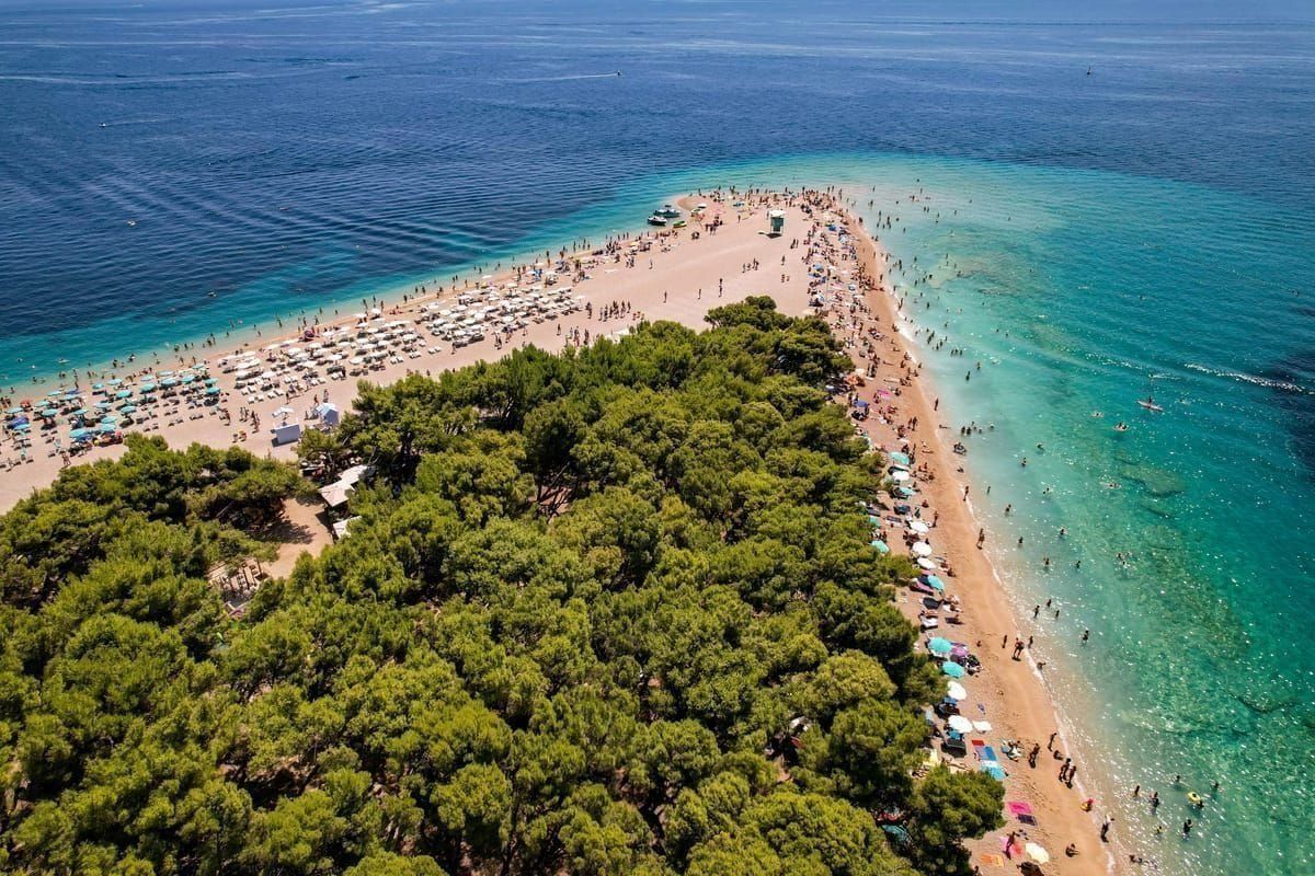 Belebte Strandpromenade an der kroatischen Adria im Sommer