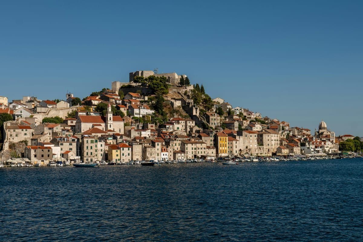 Kroatische Adriaküste mit alter Steinstadt und türkisem Meer