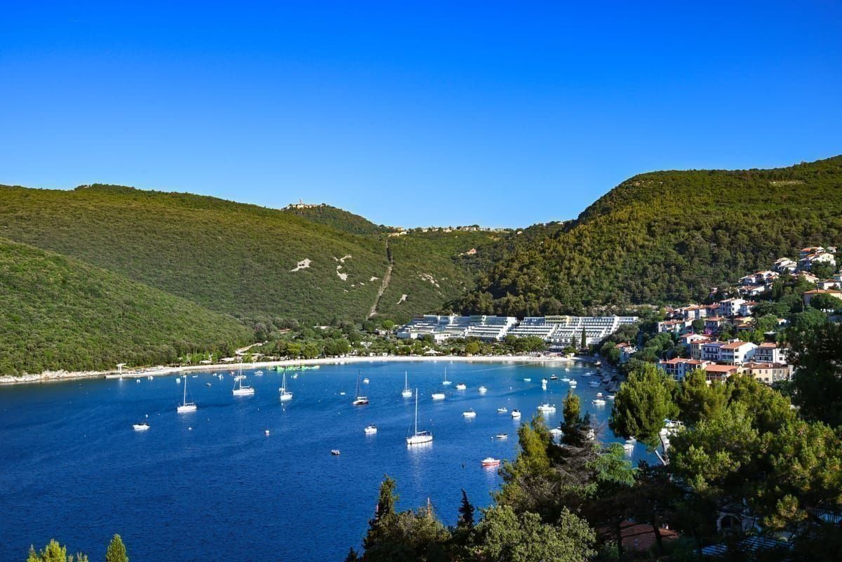 Blick über die Kvarner-Bucht bei Rijeka mit den vorgelagerten Inseln
