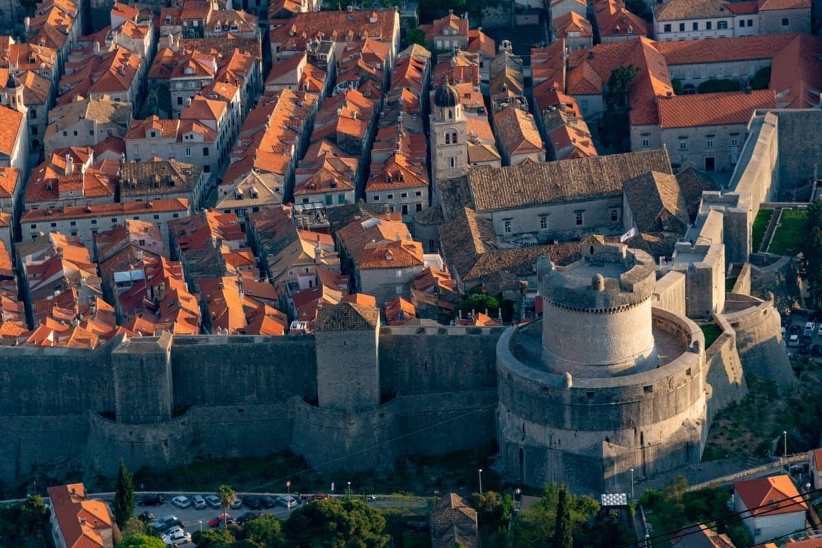 Landeanflug auf Dubrovnik mit Blick auf die Altstadt und das Meer