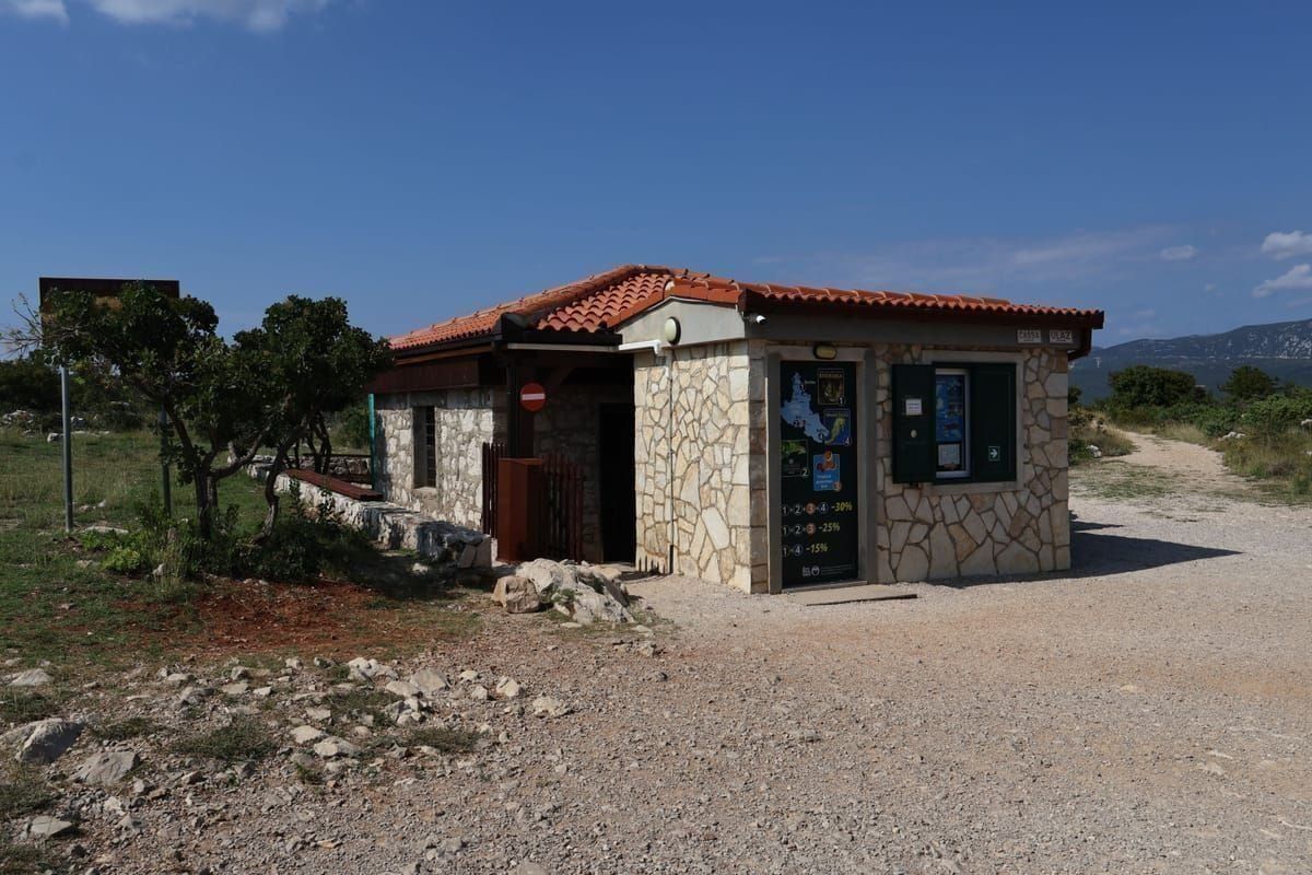 Die Makarska-Riviera mit dem Biokovo-Gebirge hinter den Stränden
