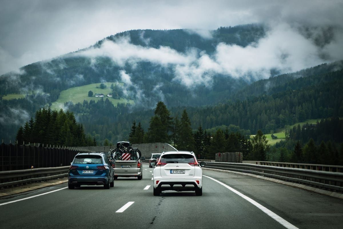 Geldscheine und Kreditkarte am Mautautomaten einer kroatischen Autobahn