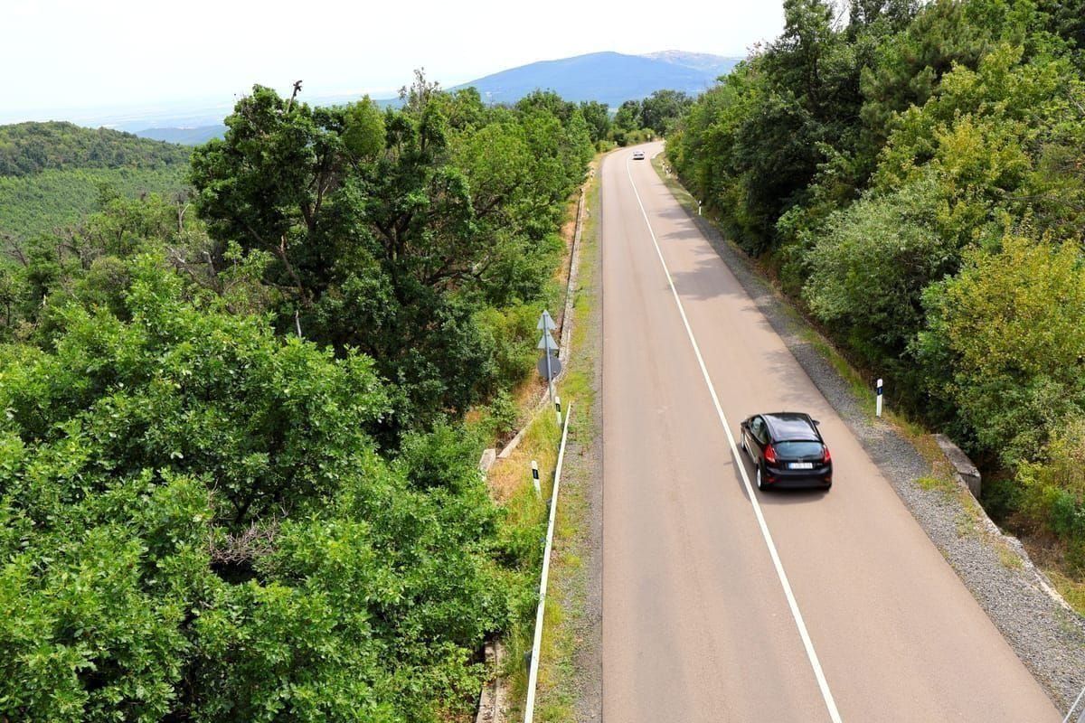 Küstenstraße entlang der Adria-Magistrale bei Biograd na Moru