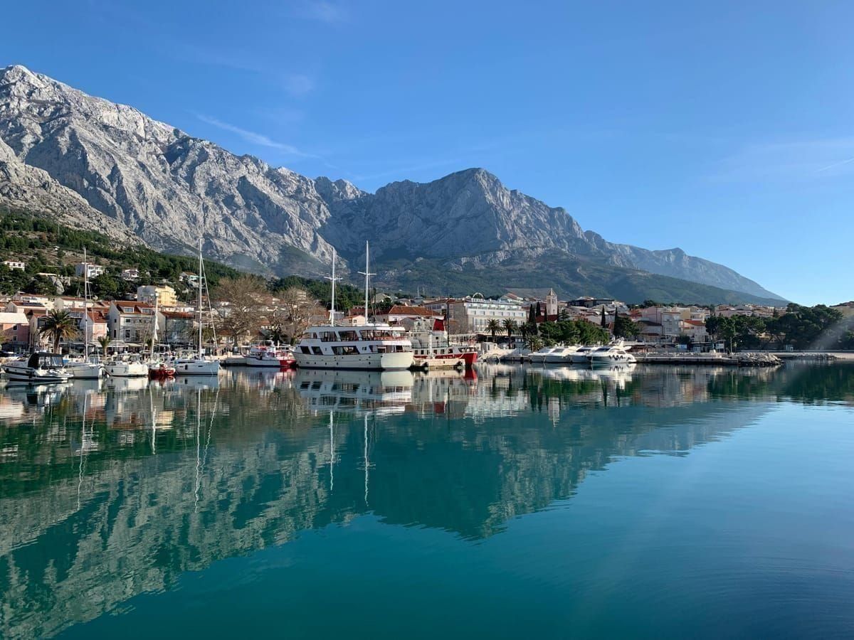 Mietwagen auf der Küstenstraße mit Blick auf die Inseln Brač und Hvar