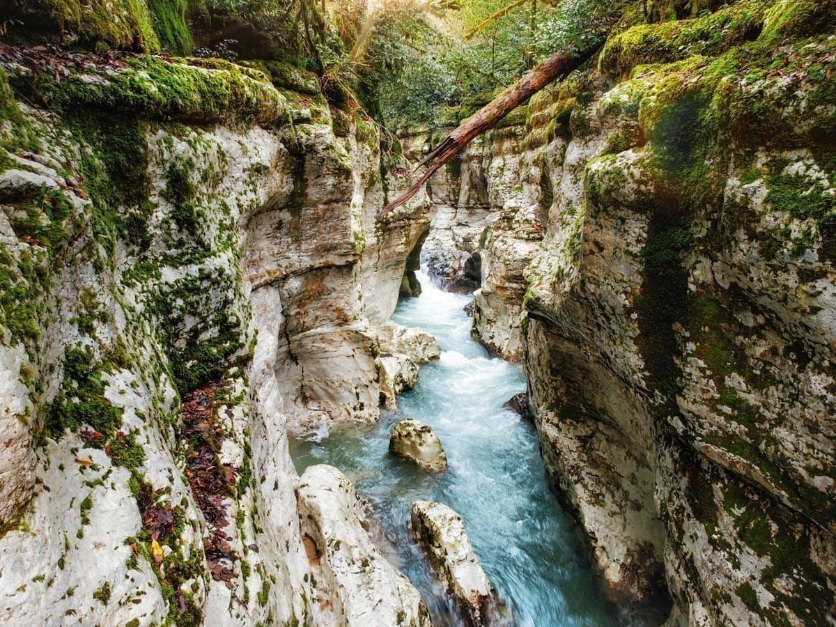 Die Cetina-Schlucht bei Omiš mit steilen Felswänden und smaragdgrünem Fluss