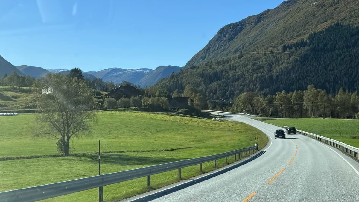 Die Pelješac-Brücke über das Meer mit Blick auf die kroatische Küste