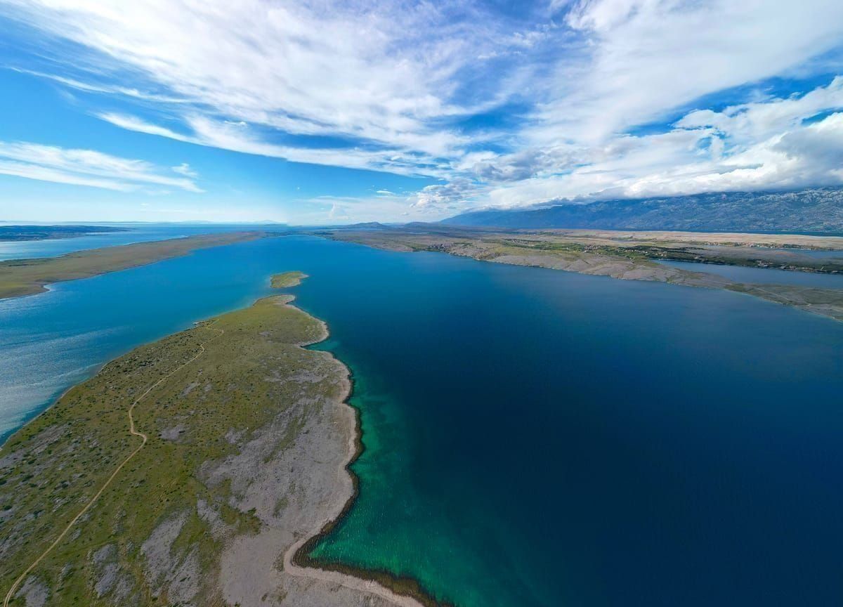 Sandiger flacher Strandbereich in Kroatien mit klarem Wasser