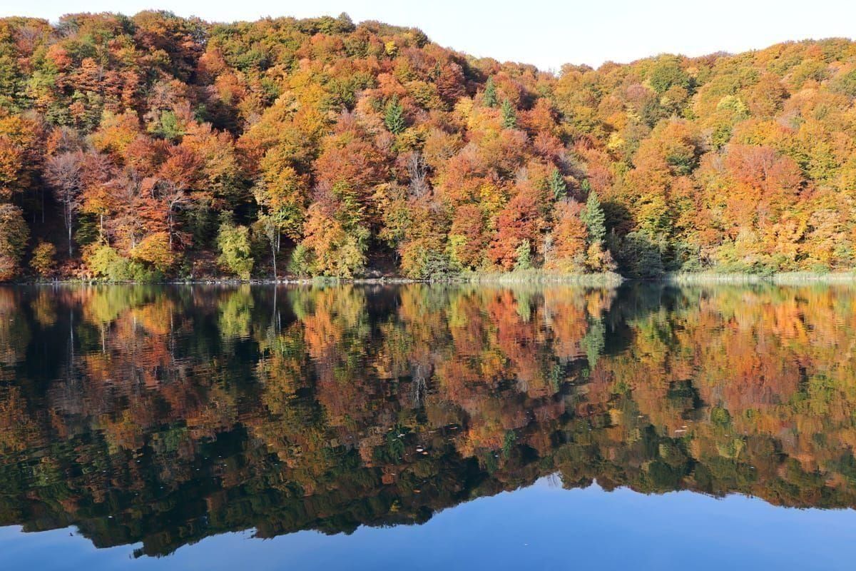 Smaragdgrüne Seen und Wasserfälle im Nationalpark Plitvice
