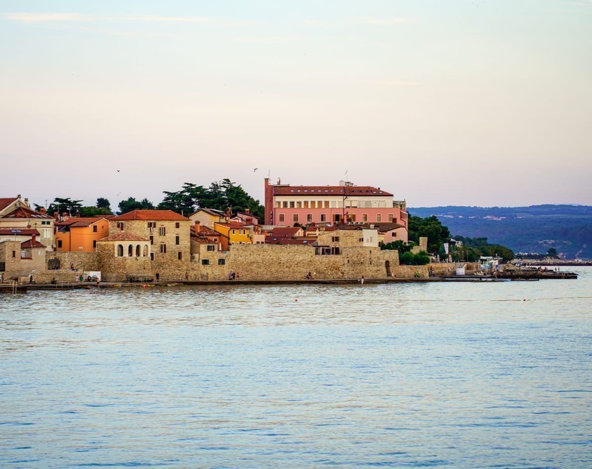 Gassen der Altstadt von Rovinj mit pastellfarbenen Häusern und dem Kirchturm der Euphemia-Kirche