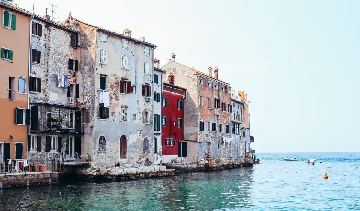 Pastellfarbene Altstadt von Rovinj am Meer
