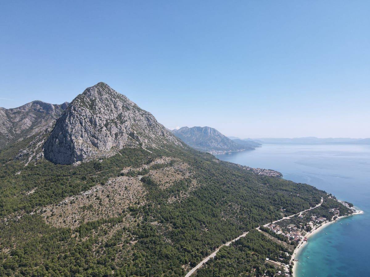 Felsiger Wanderweg durch die Karstlandschaft im kroatischen Hinterland