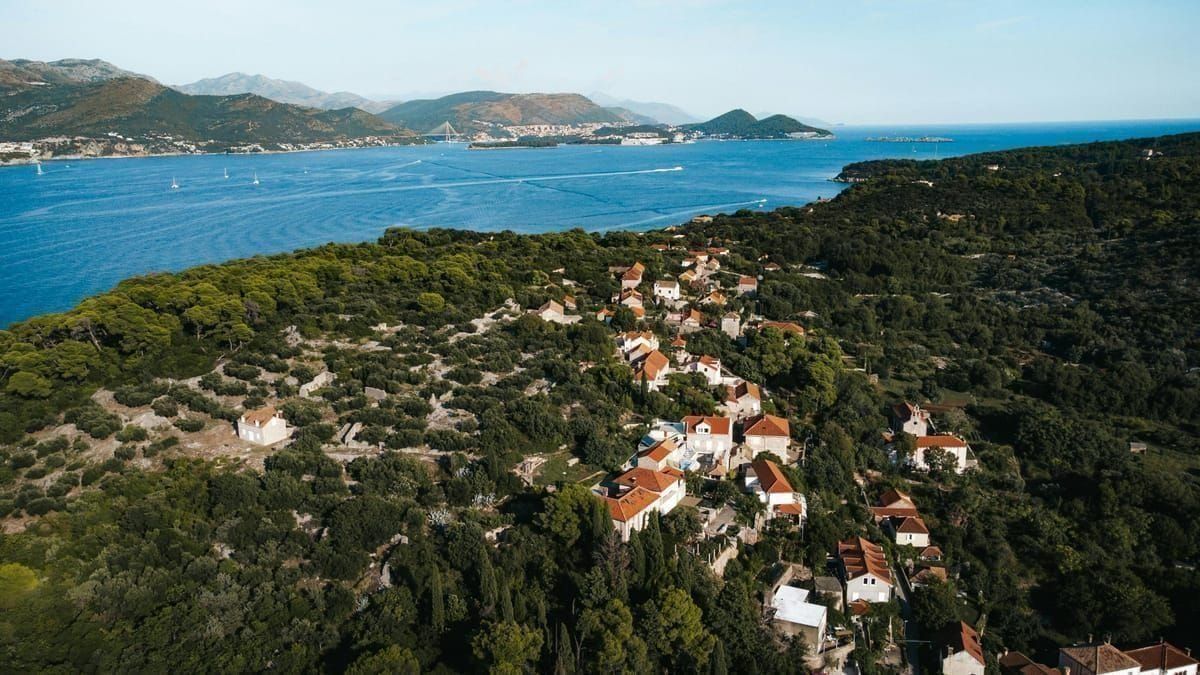 Jugendliche schnorcheln über Felsen in klarem Adriawasser nahe einer kroatischen Insel