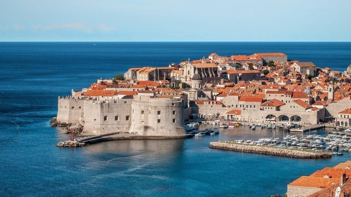 Festung über der Altstadt von Šibenik am Meer