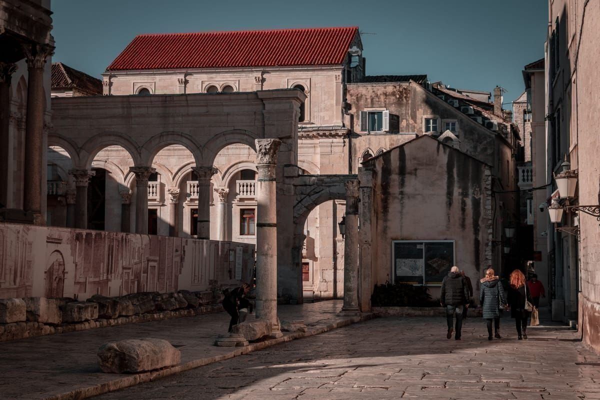 Blick auf die Altstadt von Split mit dem Glockenturm der Kathedrale