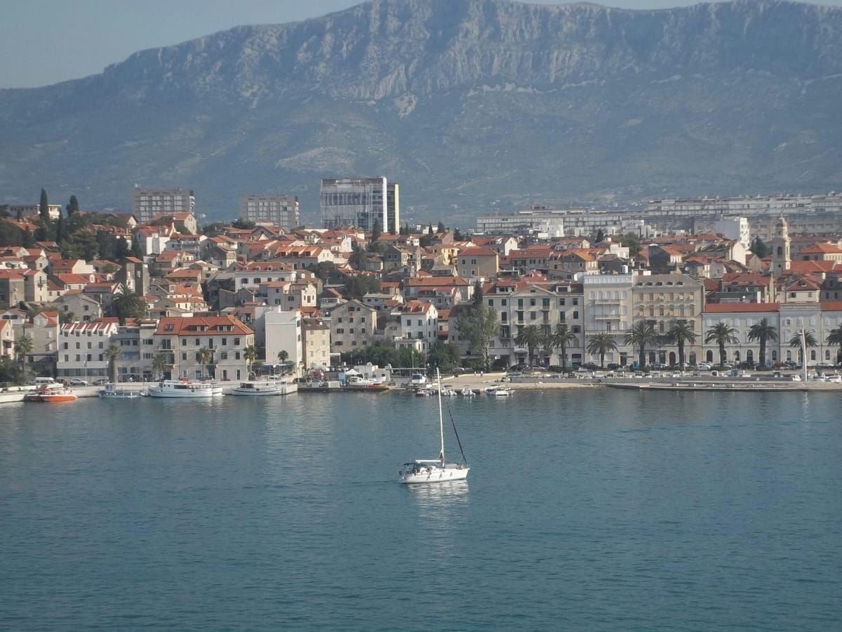 Diokletianpalast und Altstadt von Split bei Sonnenuntergang während der Ultra-Festivalwoche