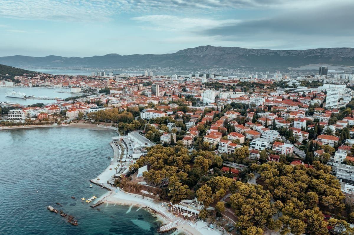 Smartphone mit geöffneter Ride-Hailing-App vor der Kulisse von Split