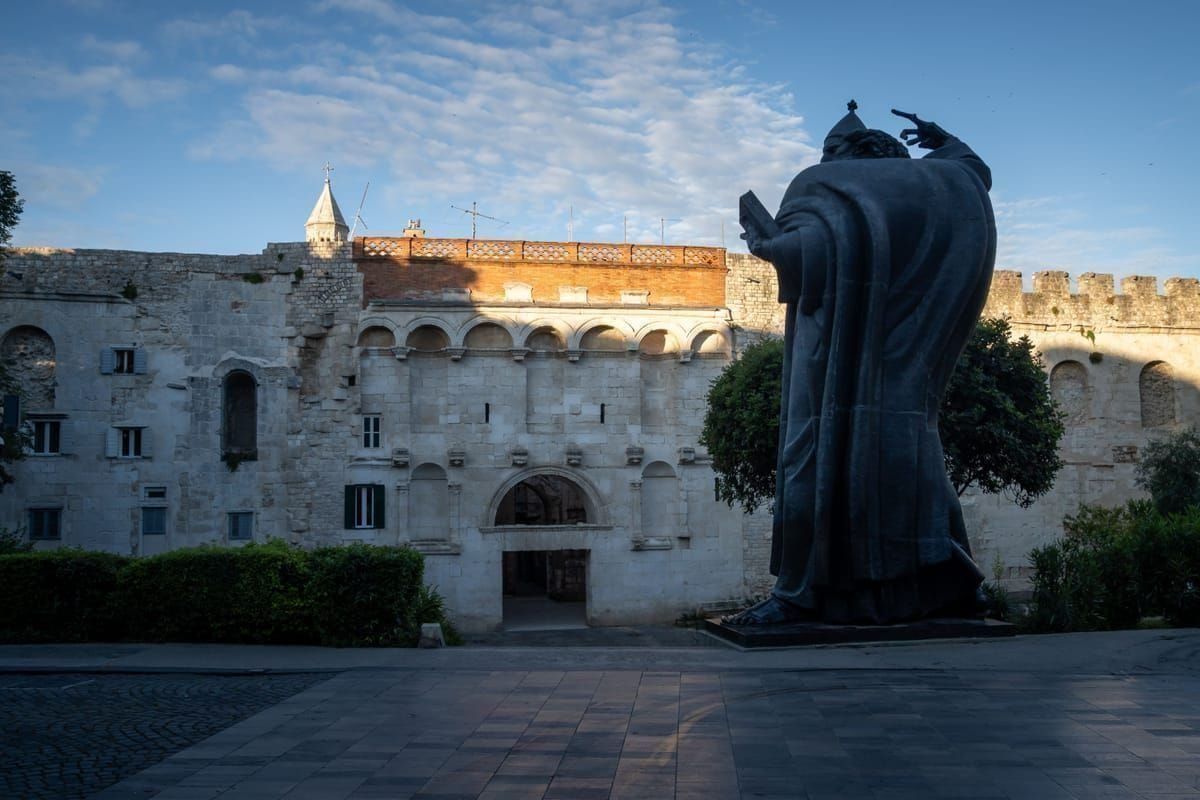 Lichtdurchflutete Gassen und Säulen im Diokletianpalast in der Altstadt von Split