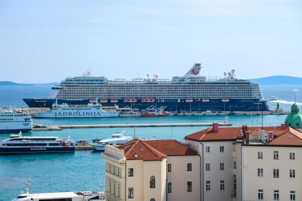 Transfer-Fahrzeug wartet vor dem Hafen von Split