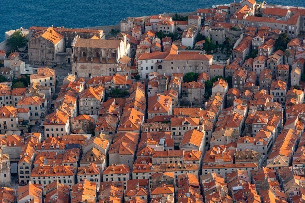Wartende Taxis vor dem Pile-Tor in Dubrovnik mit Blick auf die Altstadtmauer