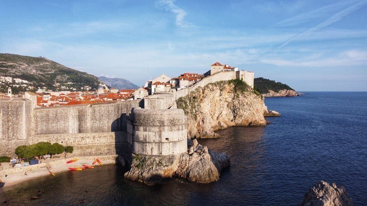 Taxistand vor dem Ploče-Tor am Ostende der Altstadt von Dubrovnik