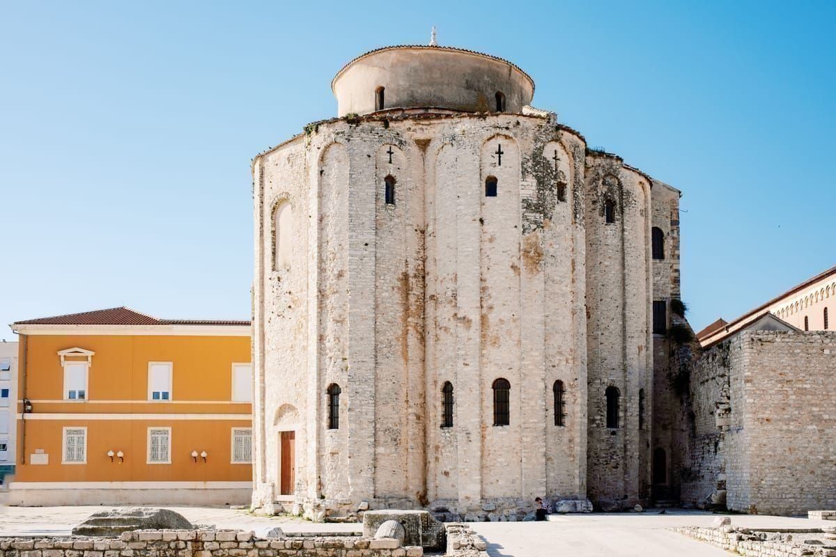 Smartphone mit Ride-Hailing-App vor der Kulisse von Zadar