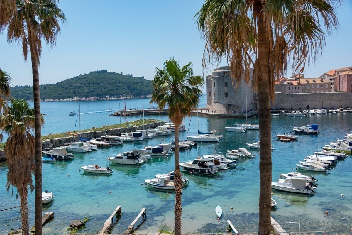 Kleiner Hafen auf einer kroatischen Insel ohne Taxistand
