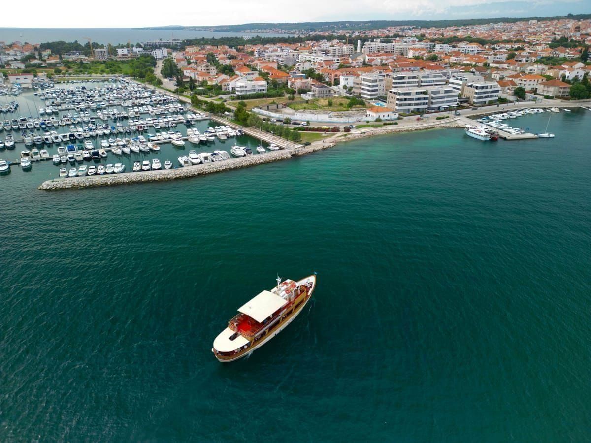 Enge Gasse in der autofreien Altstadt von Zadar mit Steinpflaster