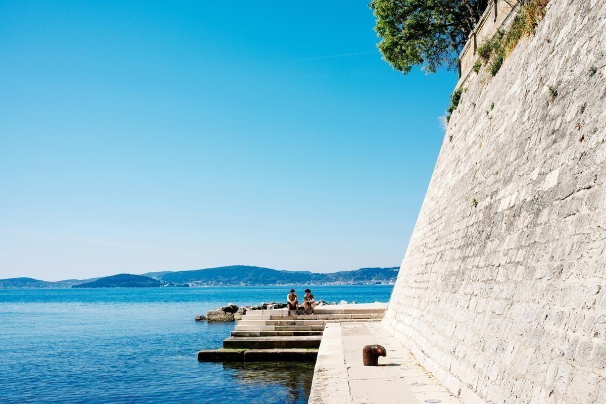 Die Meeresorgel an der Uferpromenade von Zadar bei goldenem Abendlicht