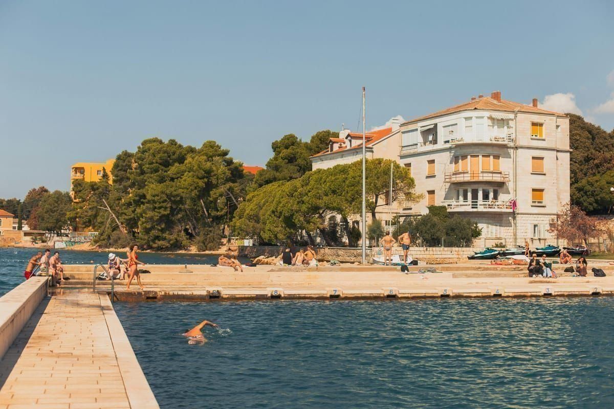 Meeresorgel und Promenade am Wasser in Zadar bei Sonnenuntergang