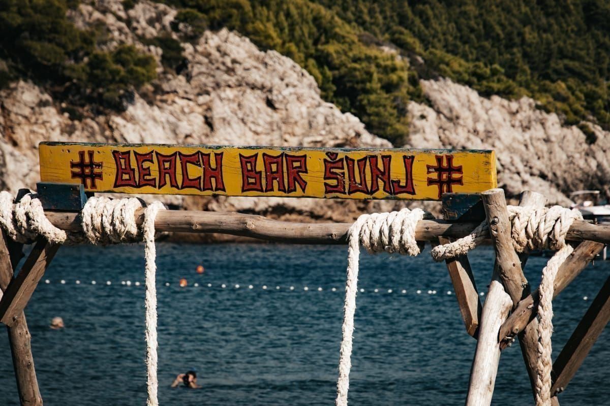 Beachclub am Zrće Beach bei Novalja am Tag
