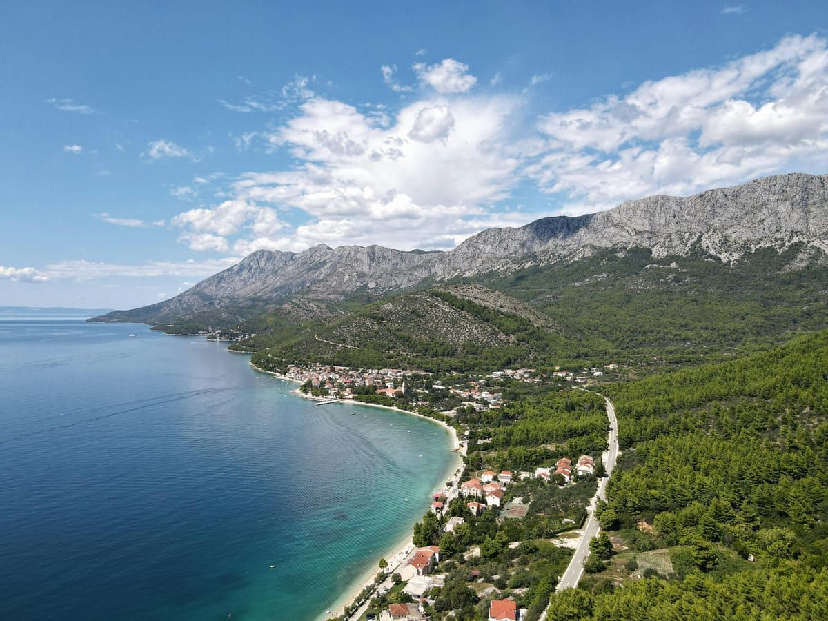 Küstenstraße mit Meerblick in Dalmatien