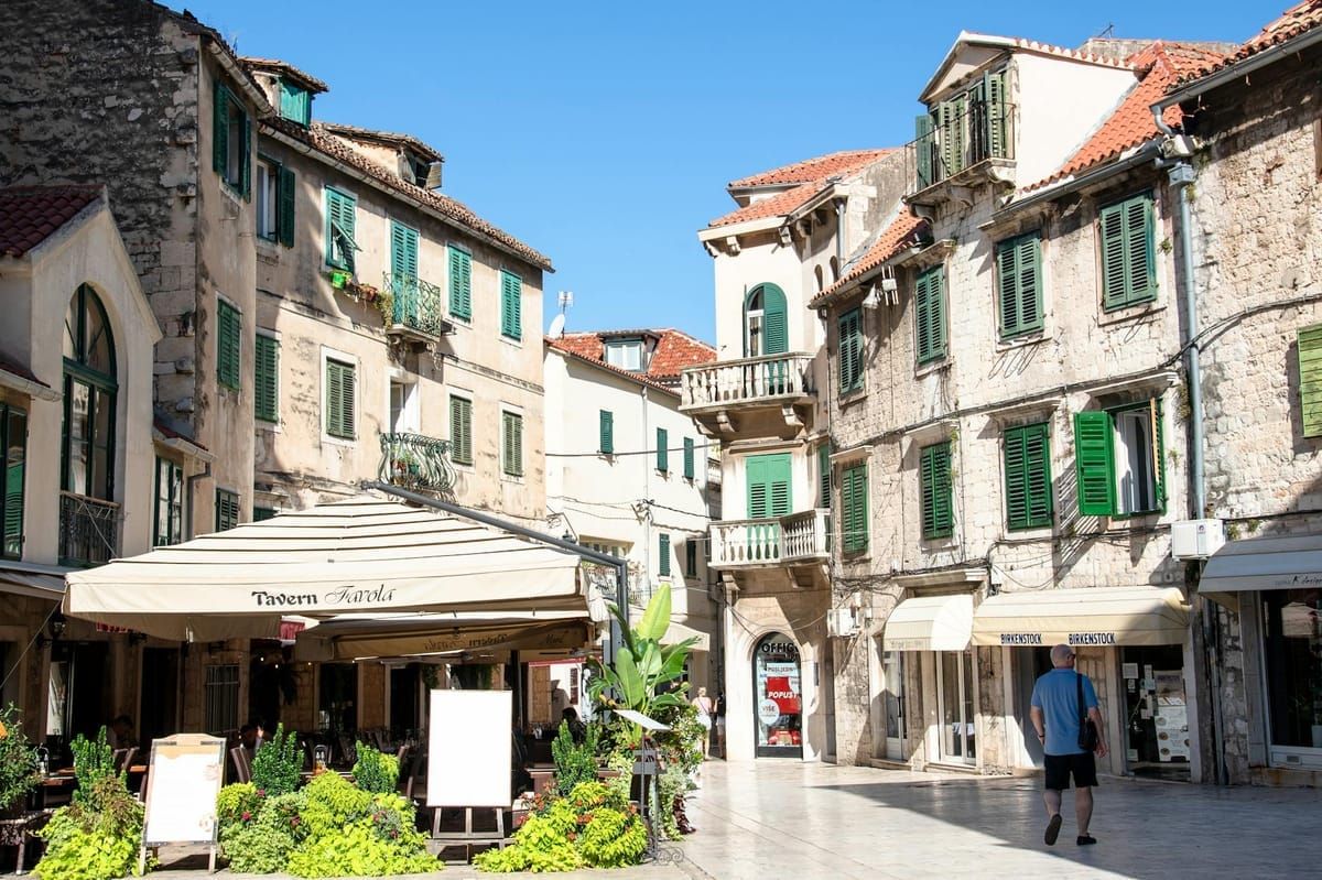 Traditionelle dalmatinische Konoba mit Steinmauern