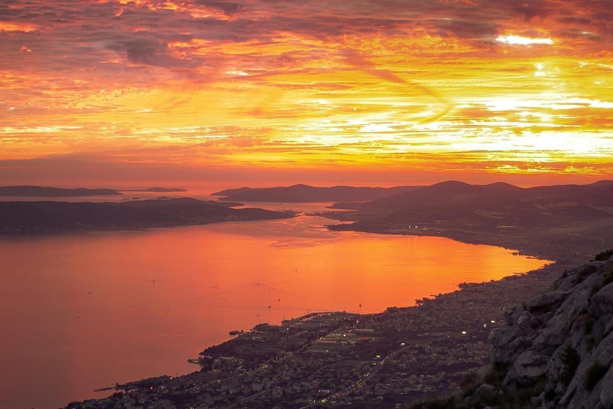 Der Diokletianpalast in Split am Abend, beleuchtete Steinmauern und enge Gassen mit Cafés