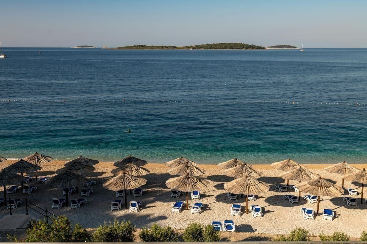 Strand mit kroatischen Schildern