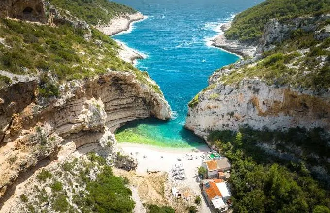Die enge Felsenöffnung der Bucht Stiniva auf Vis