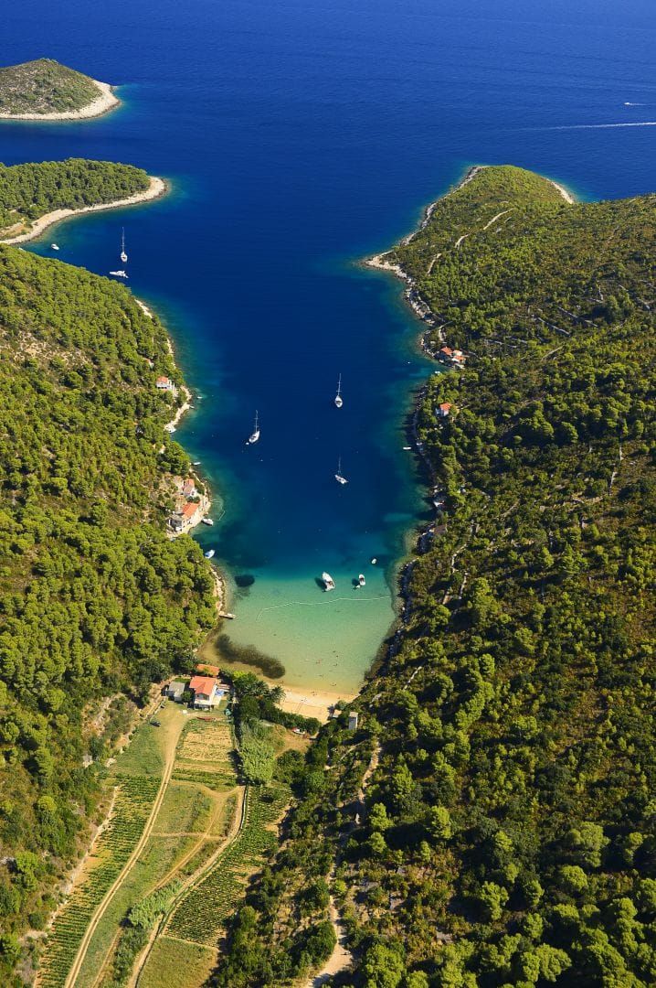Segelboot in einer kroatischen Bucht