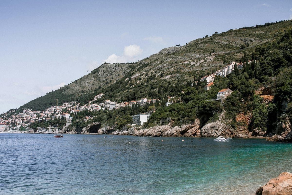 Banje Strand mit Blick auf Dubrovniks Altstadt
