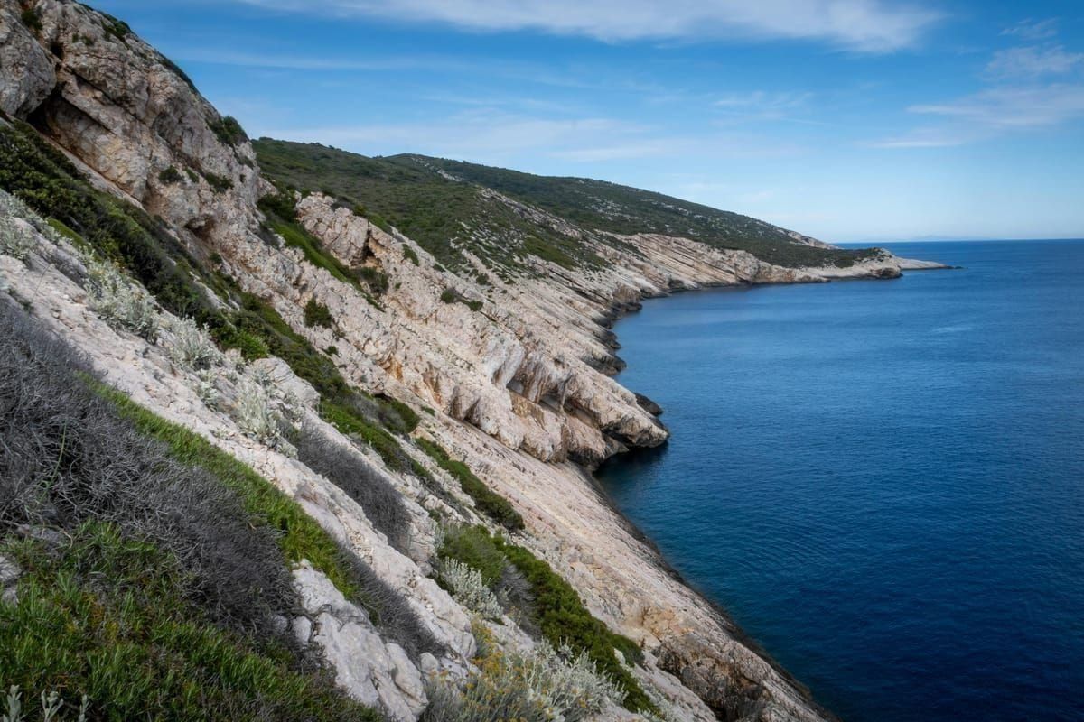Bootstour-Gruppe schwimmt in einer türkisen Bucht bei Vis