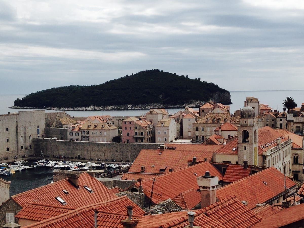 Stadtmauern und Altstadt von Dubrovnik über dem Meer