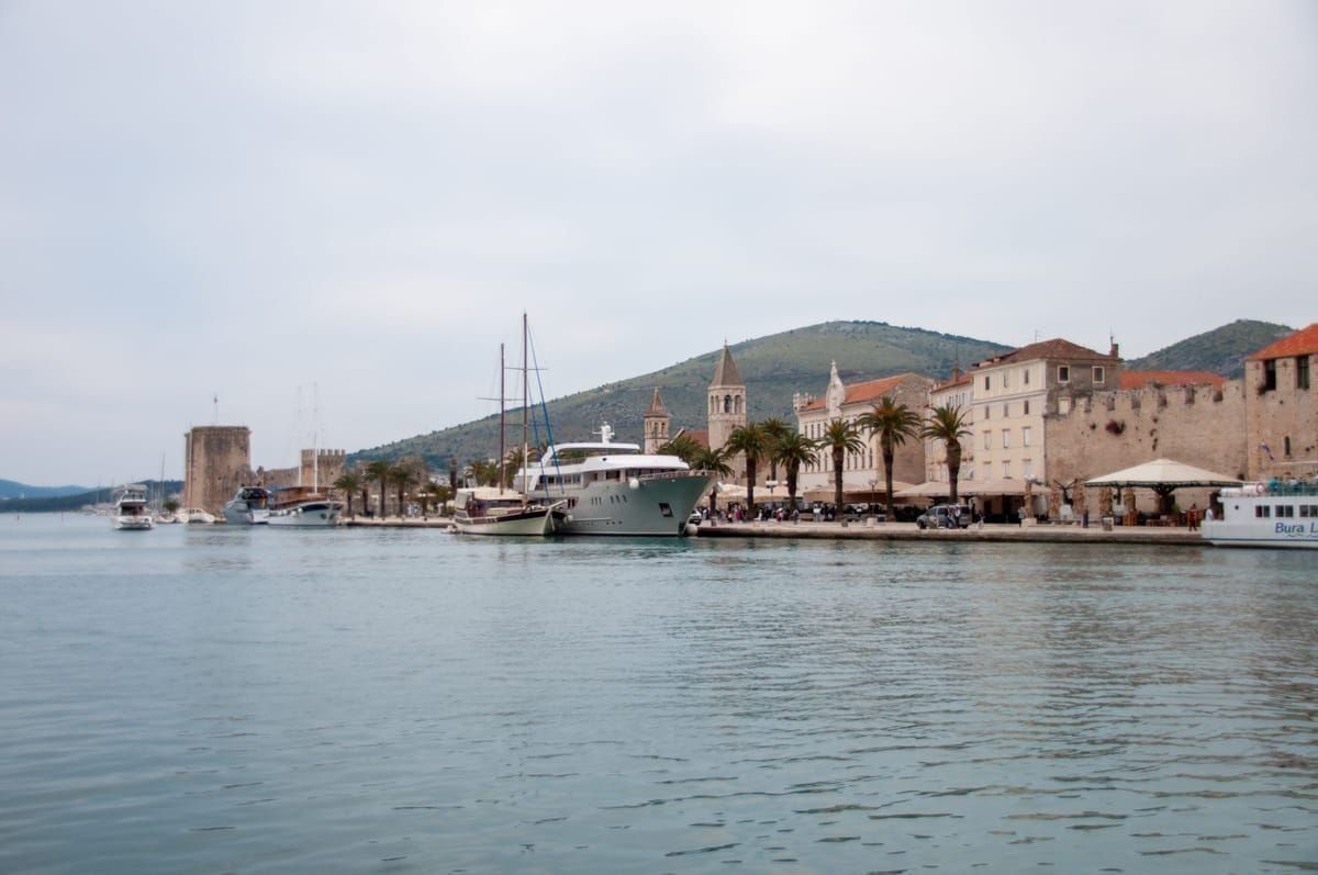 Fähre verlässt den Hafen von Split Richtung dalmatinische Inseln