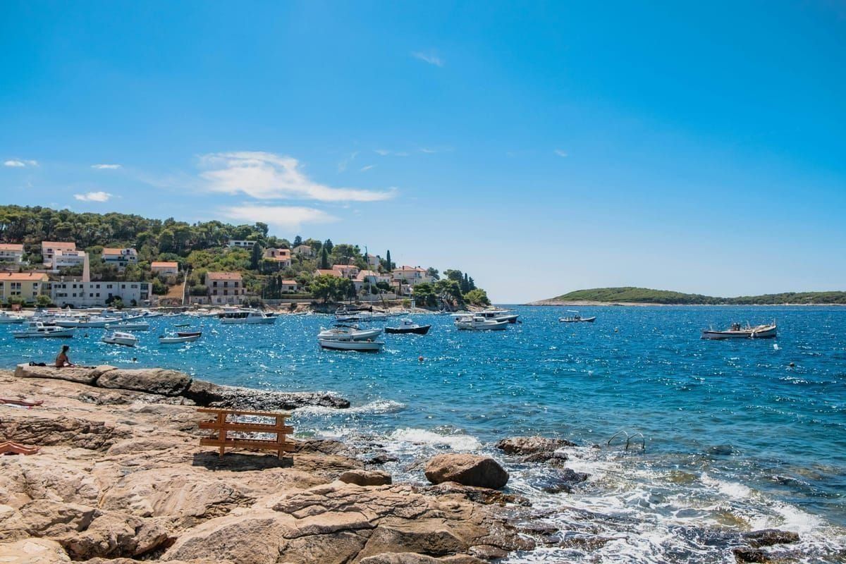 Promenade und Yachthafen von Hvar-Stadt am Abend