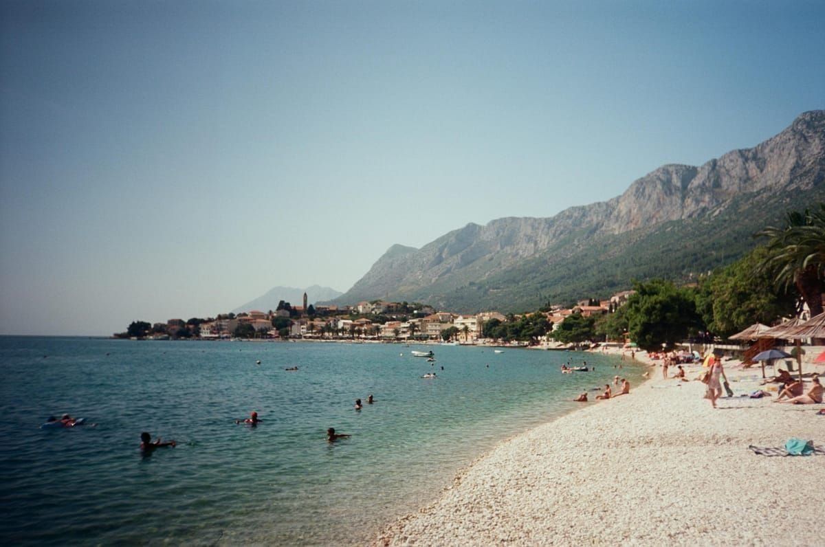 Strand von Makarska mit Biokovo im Hintergrund
