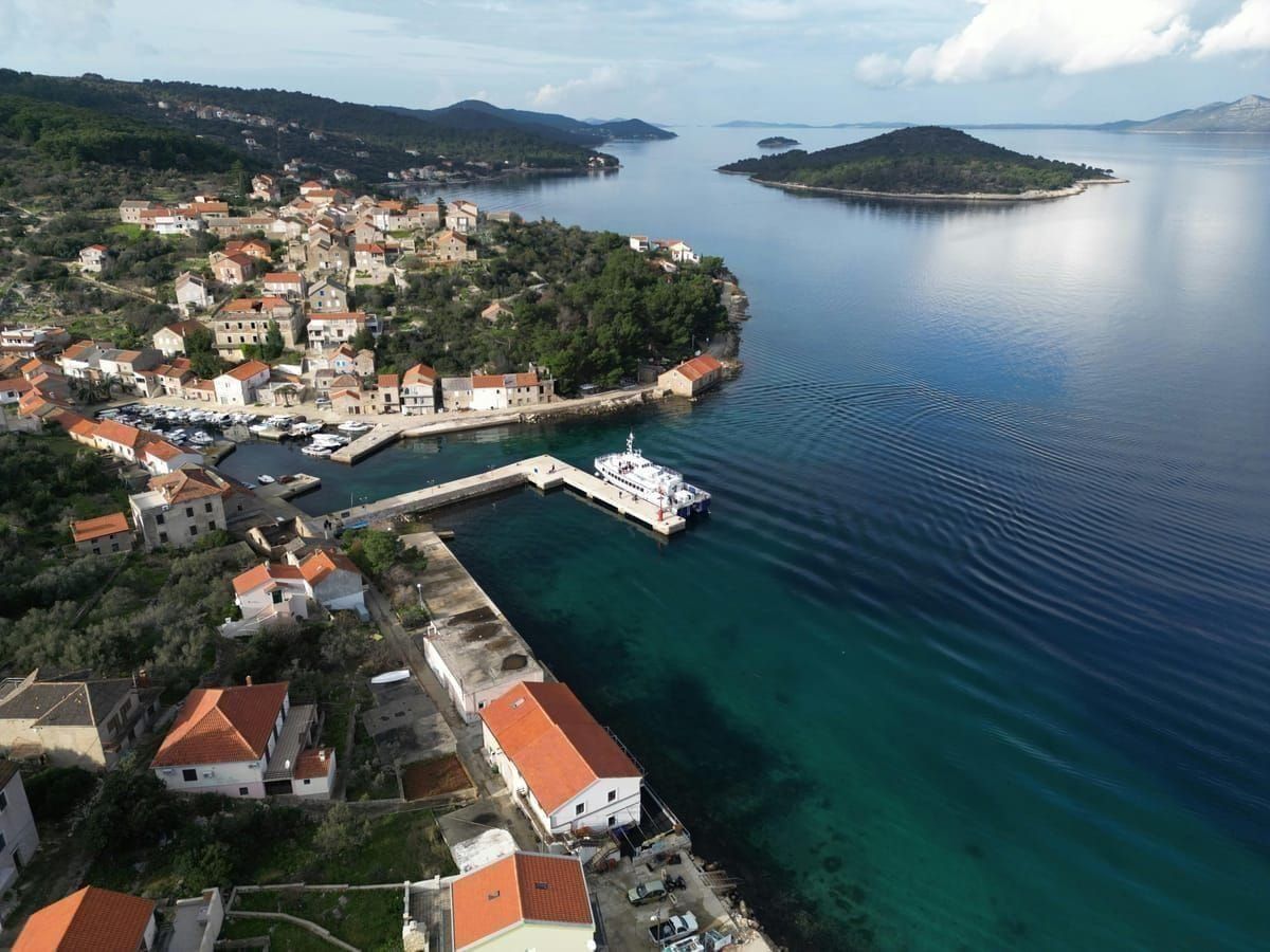 Speedboot auf dem Weg von Vis nach Biševo über offenes Meer