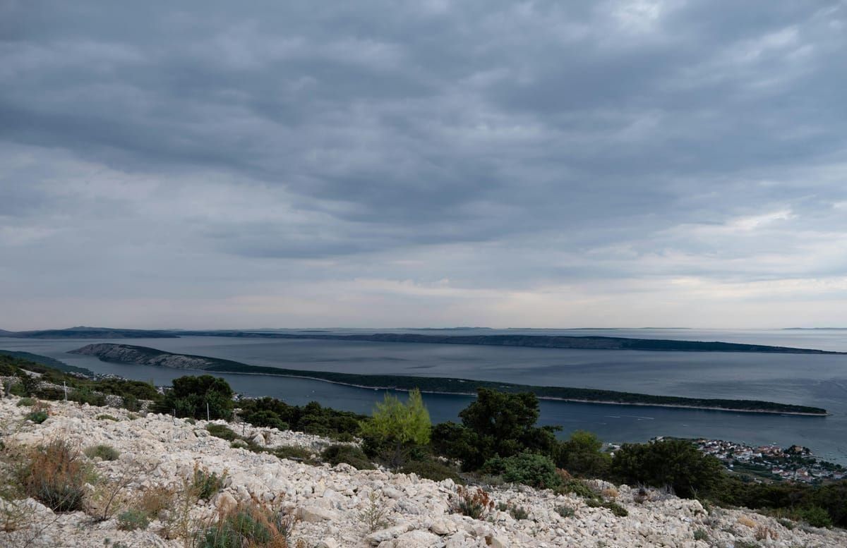 Stiniva-Bucht auf Vis mit schmalem Felstor zum Meer
