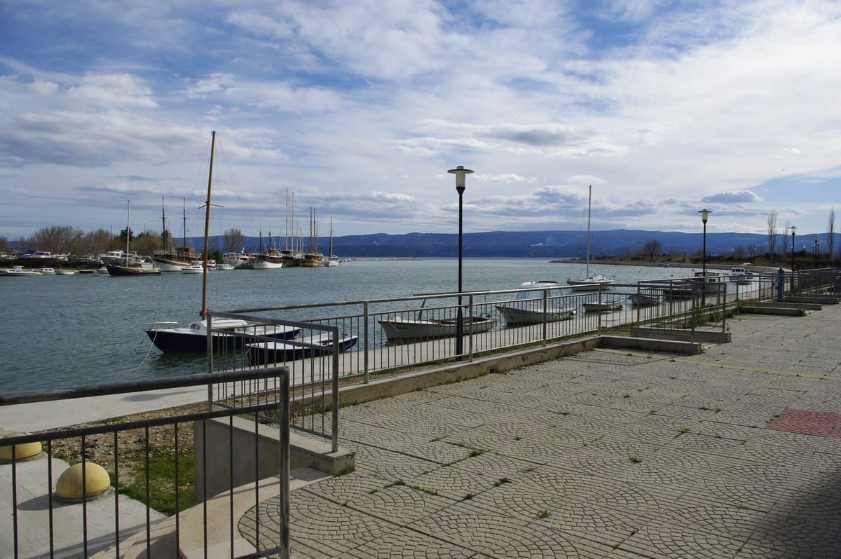 Eine Personenfähre nähert sich dem Hafen von Sali auf Dugi Otok mit Telašćica im Hintergrund