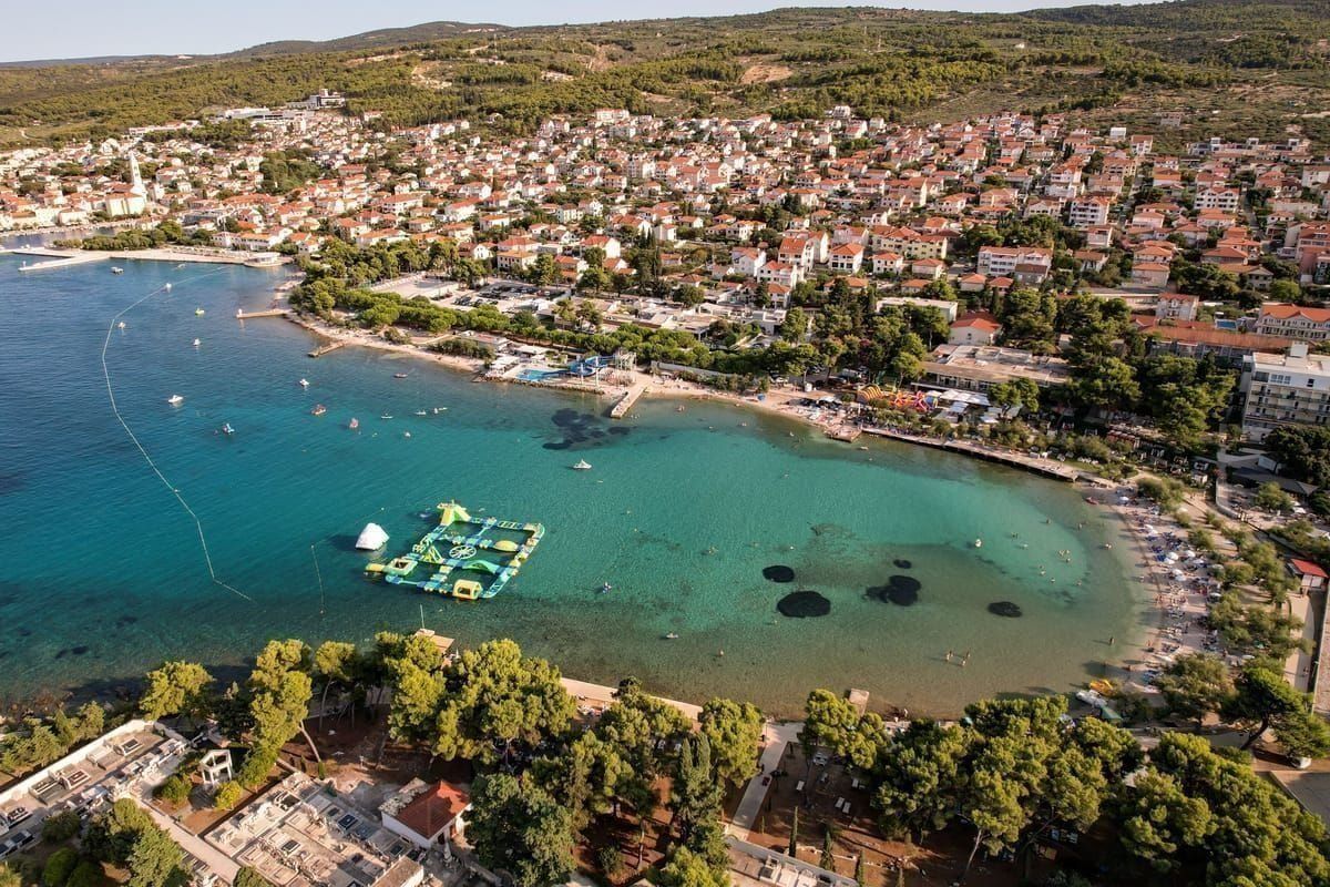 Wanderpfad durch lichten Pinienwald führt zu einem Aussichtspunkt über die Telašćica-Bucht