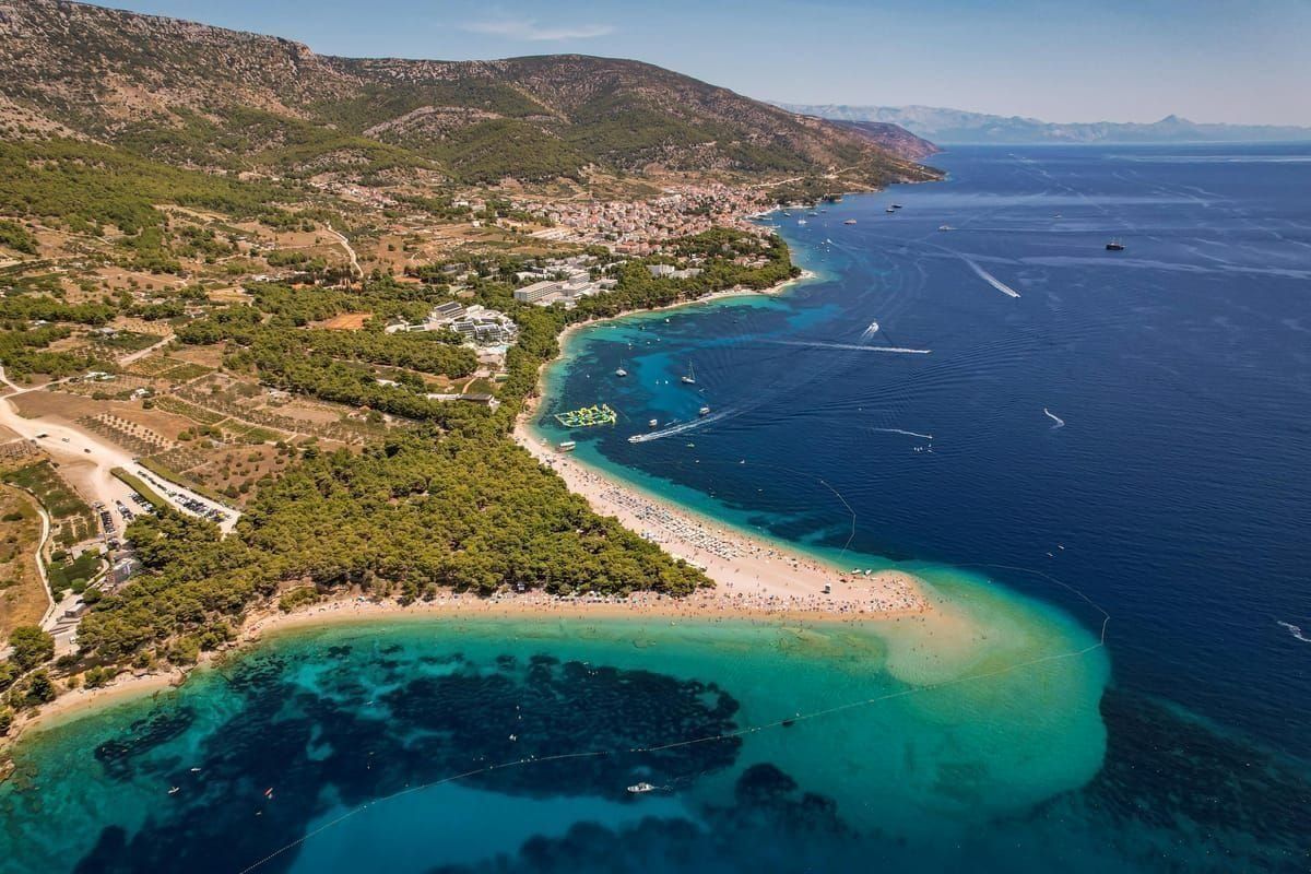 Der berühmte Strand Zlatni Rat bei Bol auf Brač mit seiner spitz zulaufenden Form